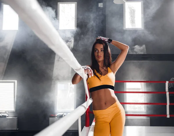 ボクシングのリングに立つジムのワークアウト後の女性 — ストック写真