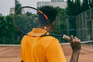 Tenis açık oynayan bir adam portresi görünümü geri