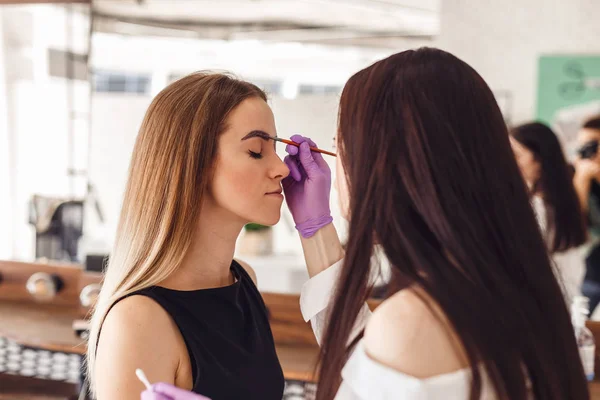 Makeupartist gäller paint henna på ögonbrynen i en skönhetssalong — Stockfoto