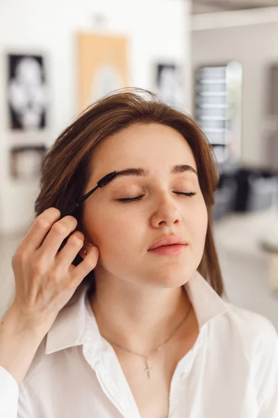 Zugeschnittene Ansicht einer jungen Frau mit Augenbrauenfarbe. — Stockfoto