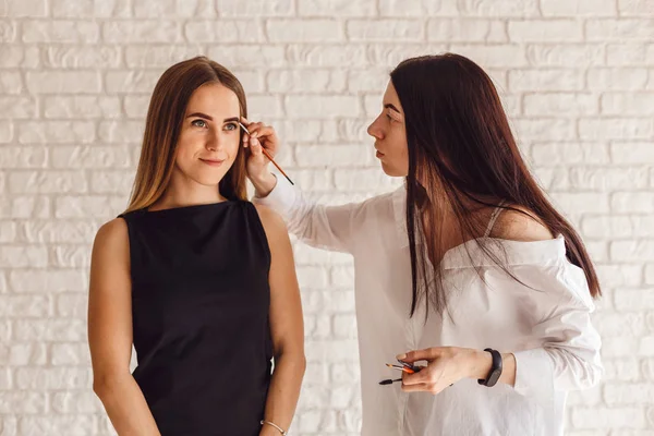 Kvinna-klienten under korrigeringsförfarandet och måla ögonbryn — Stockfoto