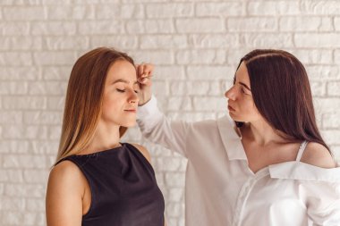 Güzel genç kadın kaş düzeltme yordamı alır.