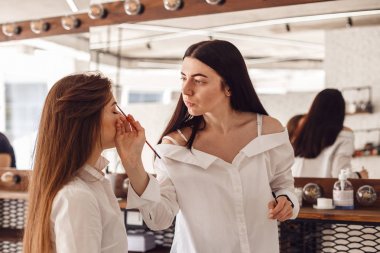 Düzeltme ve kaşları salonda renklendirme süreci