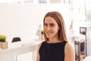 Çekici genç kadın müşteri kına renginde kaşları ile