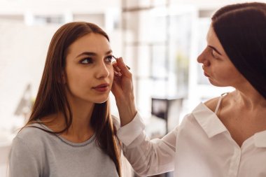 Güzel genç kız kaşları düzeltilmesi bir güzellik salonu var.