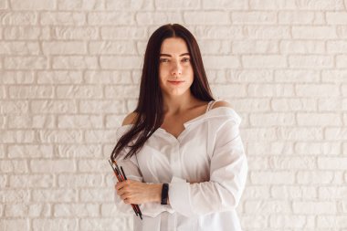 Kameraya poz kaş düzeltme müoynatacaklar güzellik uzmanı