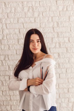 Makyaj fırça tutan mutlu kadın.