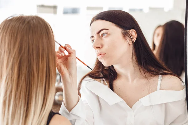 Retrato de un maestro en un salón de belleza durante el procedimiento . — Foto de Stock