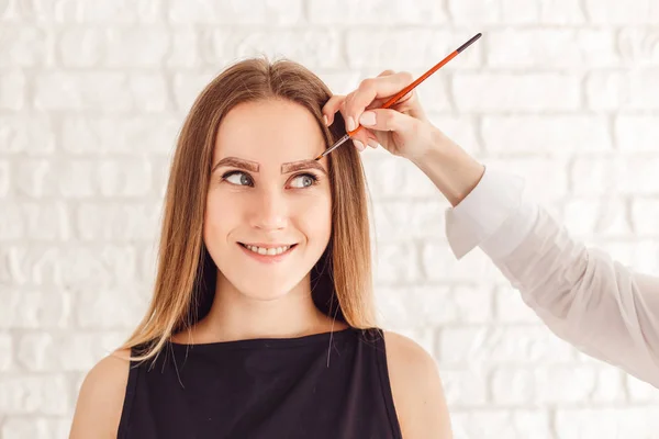 Procedimiento de corrección de cejas para el modelo sonriente con pestañas largas — Foto de Stock