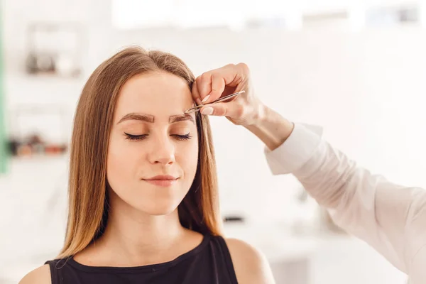 Master maquillaje corrige, y da forma a sacar con fórceps — Foto de Stock