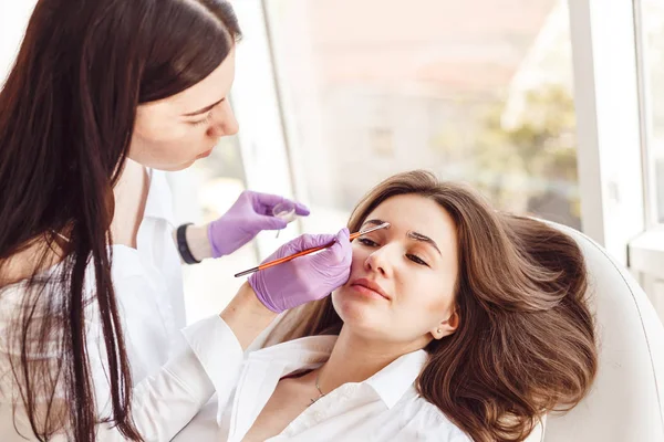 Korrektur und Augenbrauen-Styling im Salon — Stockfoto