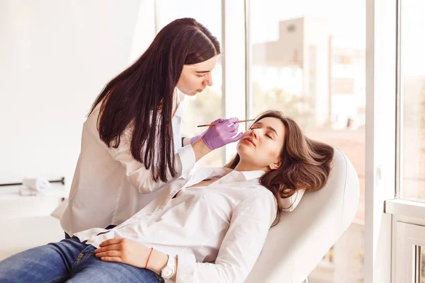 Corrección y peinado de cejas en el salón . — Foto de Stock