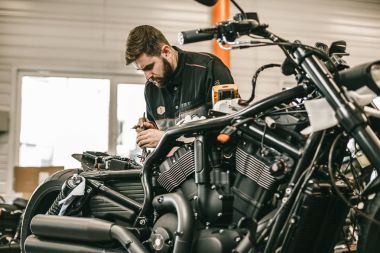 Motosiklet mekanik elektronik spor siyah motor tamiri.