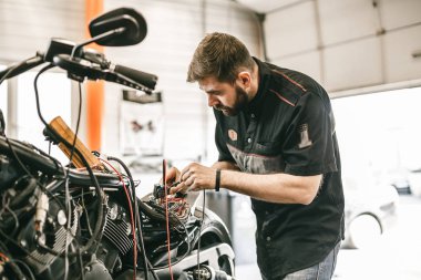 Motosiklet mekanik elektronik spor siyah motor tamiri.