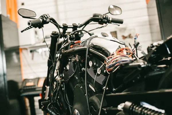 Esportes desmontados reparação eletrônica motocicleta preta . — Fotografia de Stock