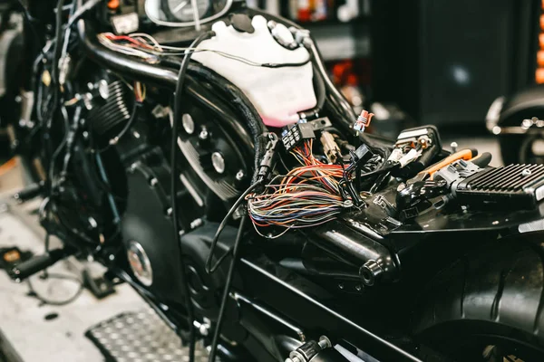 A motocicleta de esportes desmontada - reparo de eletrônicos . — Fotografia de Stock