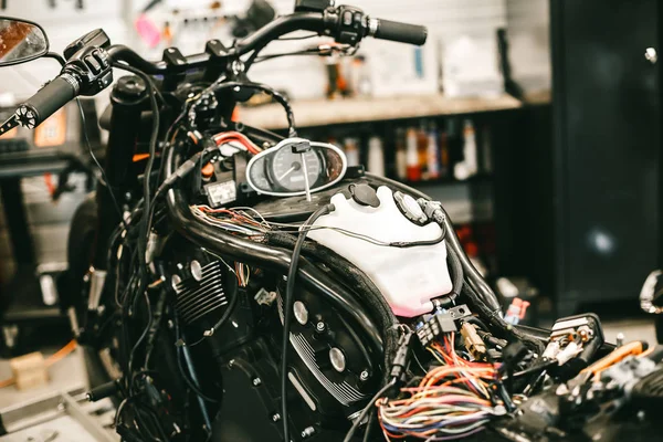 Zerlegte Sport schwarze Motorrad Elektronik Reparatur. — Stockfoto