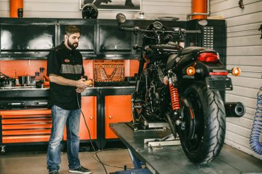 Profesyonel moto mekanik bir motosiklet Asansör yükseltir.