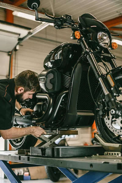 Mecânico profissional mudar o óleo em uma motocicleta . — Fotografia de Stock