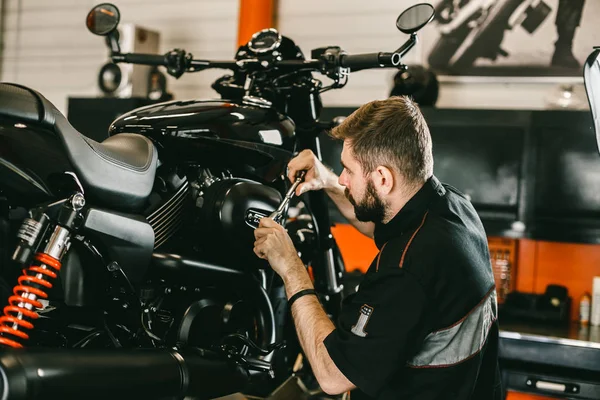 Professionelle Mechaniker arbeiten Schraubenzieher und Motorrad-Reparaturen — Stockfoto