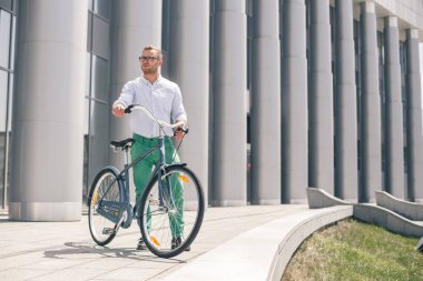 Yakışıklı hipster şehir binmek bisiklet tarafından zevk
