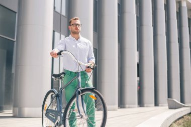 Hipster şehrin sokak üzerinde bisiklet ile serin genç sakallı.