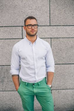 Neşeli gülümseyen genç erkek model gözlük