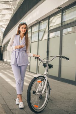 Kahve molası sadece rahatlatıcı dışarıdan. Güzel ve genç birbayan kablosuz kulaklık