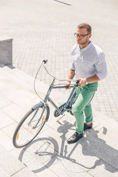 Bisiklet adımları kadar taşıyan genç şık işadamı