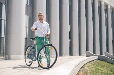 Yakışıklı hipster şehir binmek bisiklet tarafından zevk