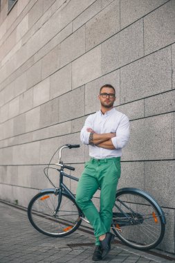 Raslantı yakışıklı. Yakışıklı genç adam tam uzunlukta açık atış