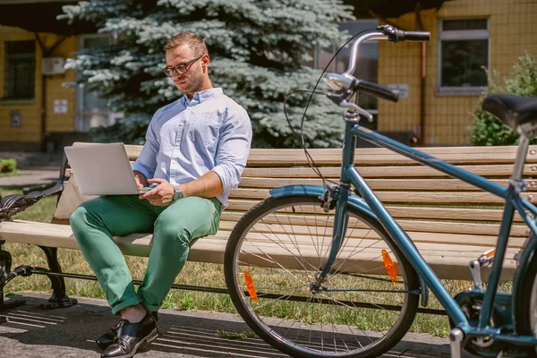 Hombre de negocios informal concentrado que trabaja con el ordenador portátil en una pausa para el café — Foto de Stock