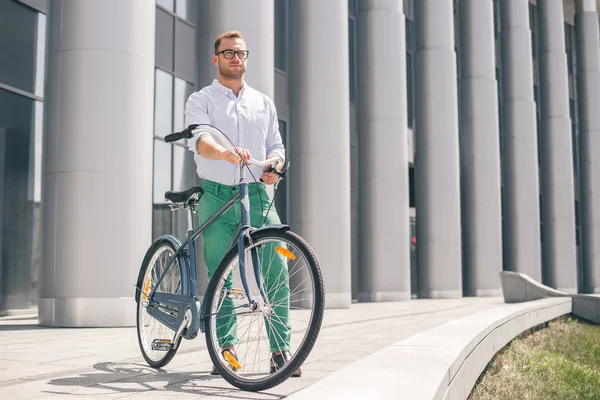 Cool jovem hipster barbudo com bicicleta na rua da cidade . — Fotografia de Stock