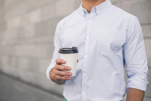 Widok zbliżenie ręki człowieka biznesu, trzymając kubek kawy — Zdjęcie stockowe