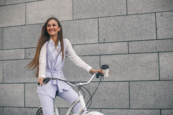 Mulher bonita na bicicleta com café — Fotografia de Stock