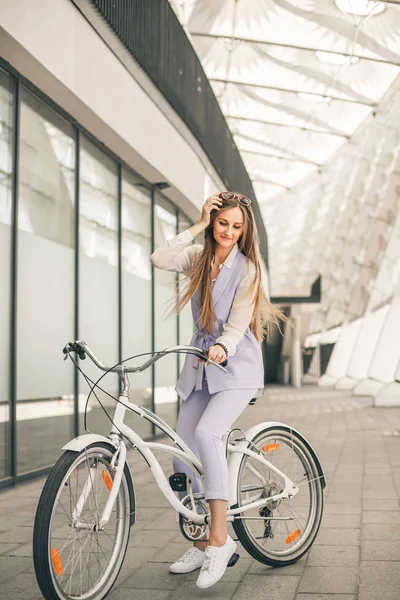 Tiro de comprimento total de uma bela jovem empresária com sua bicicleta — Fotografia de Stock