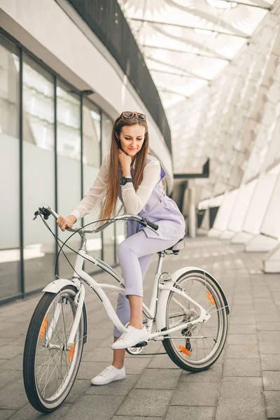 Plan complet d'une belle jeune femme d'affaires avec son vélo — Photo