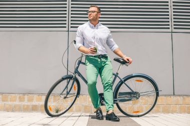 şık hipster limonata ile Onun Bisiklet yanında poz
