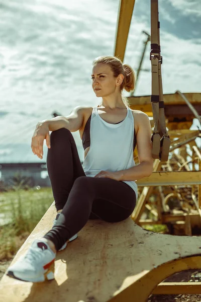 Положительные спортивные женские упражнения с трикс-полосками — стоковое фото