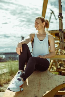 Trx ile egzersiz olumlu sportif erkek şeritler