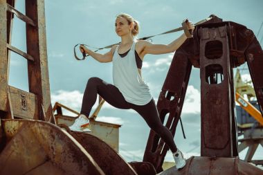 Trx sistemi ile egzersiz yaparak güzel atletik kadın