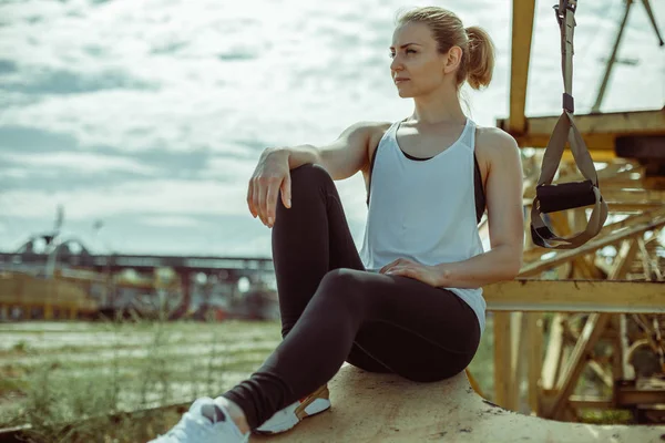 Позитивні спортивні жіночі вправи з трісками — стокове фото