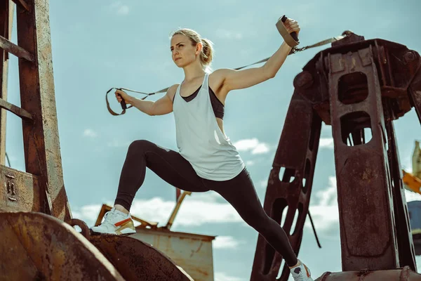 Beautiful athletic woman doing exercise with trx system — Stock Photo, Image