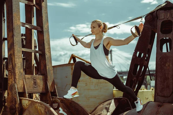 Hermosa mujer atlética haciendo ejercicio con sistema trx — Foto de Stock