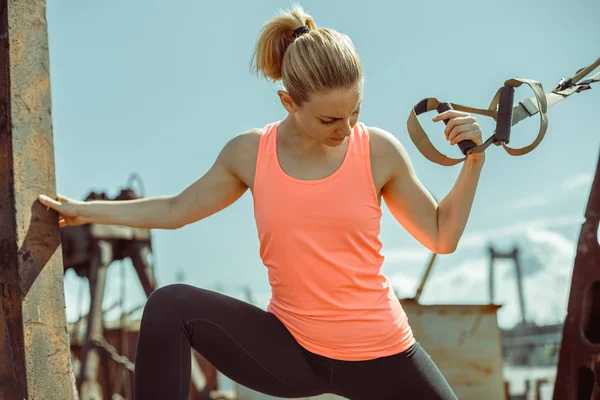 Jovem mulher bonita em sportswear exercitando ao ar livre . — Fotografia de Stock