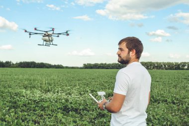 Genç adam, yeşil alan, uçan uçak octocopter işletim.