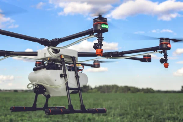 Close-up beeld van professionele drone quadrocopter vliegt — Stockfoto