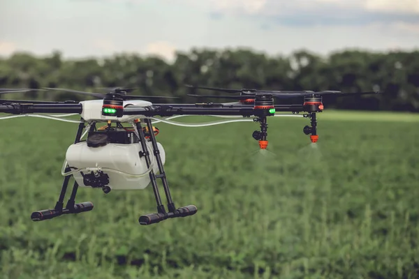 Close-up beeld van landbouw drone sproeien water meststof op het groene veld — Stockfoto