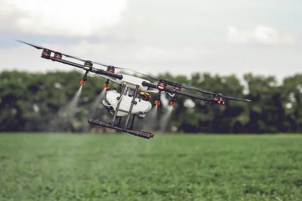 농경지에 비료를 뿌리기 위해 날으는 농업용 드론. — 스톡 사진