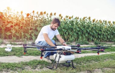 Bir dron almak için kapalı rağmen günbatımı hazırlanıyor.